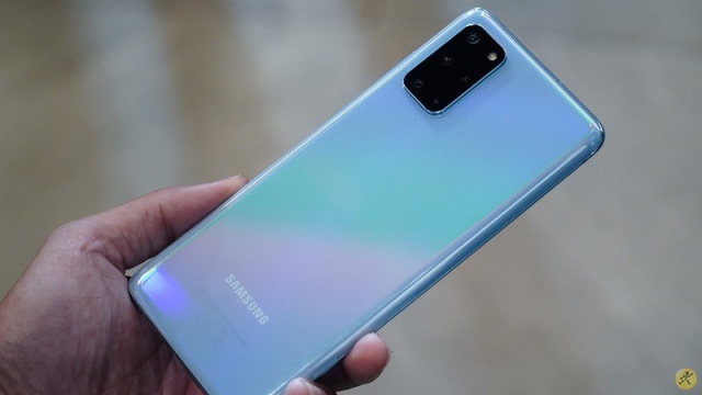 Thiết kế của chiếc điện thoại Samsung Galaxy S20 Plus là kính kết hợp độc đáo giữa với khung kim loại cùng mặt lưng kính cường lực Gorilla Glass 6 thế hệ mới nhất