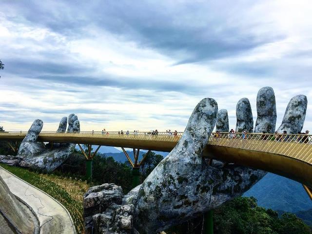 Cầu Vàng thuộc khu du lịch Sun World Ba Na Hills - tour du lịch trong nước