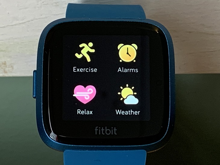 Đồng hồ thông minh Fitbit Versa Lite giá rẻ phù hợp với người tập luyện thể thao