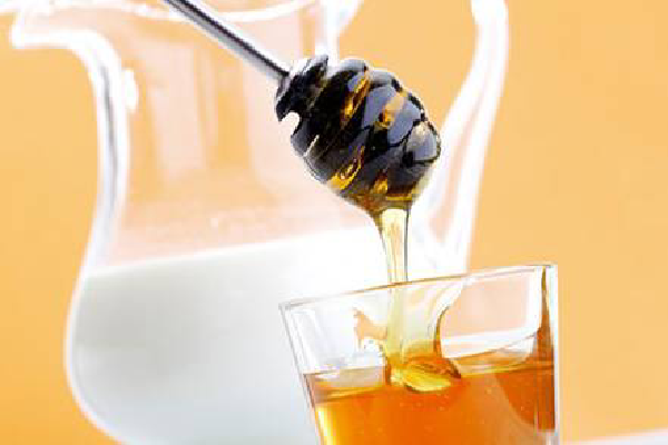 Mật ong và sữa tươi giúp da sáng và mềm mịn - Làm đẹp bằng mật ong 