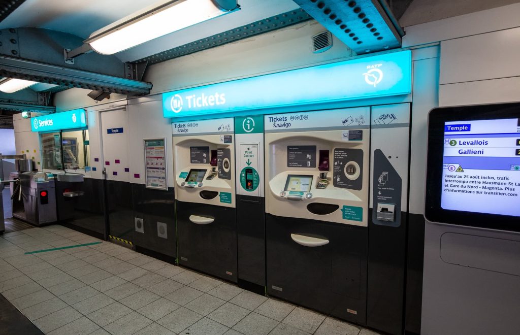 Máy bán vé tự động tại các ga tàu, metro