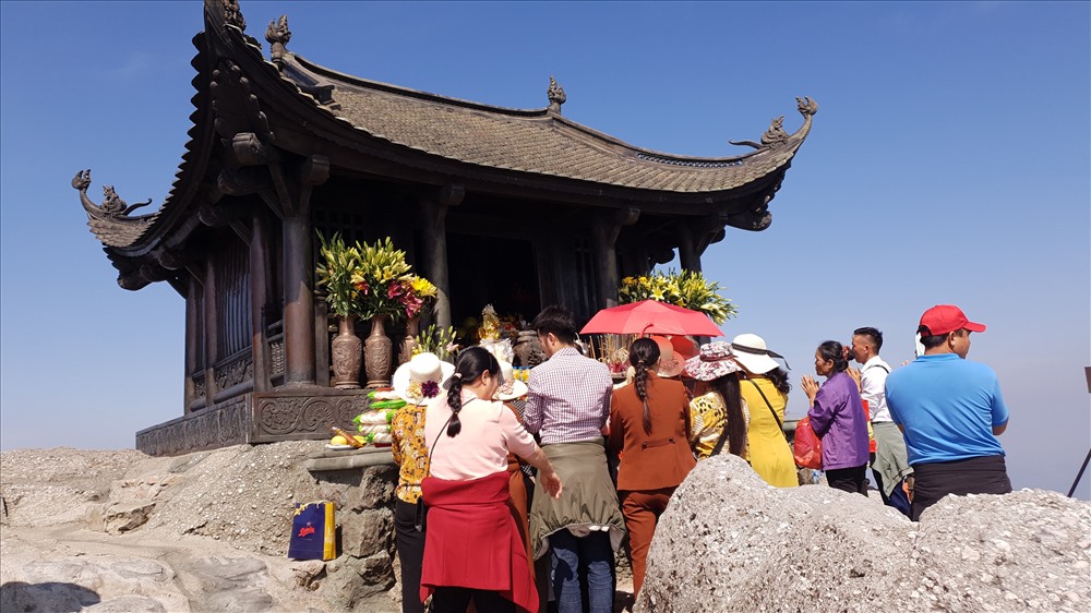 Khách dâng hương tại Lễ hội Yên Tử - Quảng Ninh