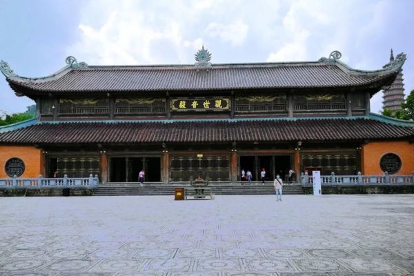 Viếng thăm và thưởng ngoạn cảnh tại Chùa Bái Đính - một trong những ngôi chùa lớn nhất Việt Nam và là đệ nhất danh thắng tâm linh ở Ninh Bình.