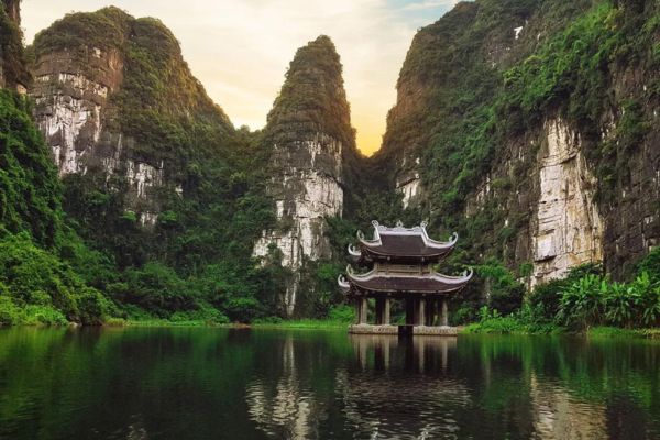Tràng An được UNESCO công nhận là “Di sản Thế giới kép” về thiên nhiên và văn hóa từ năm 2014 và được Chính phủ Việt Nam xếp hạng Di tích Quốc gia đặc biệt quan trọng.
