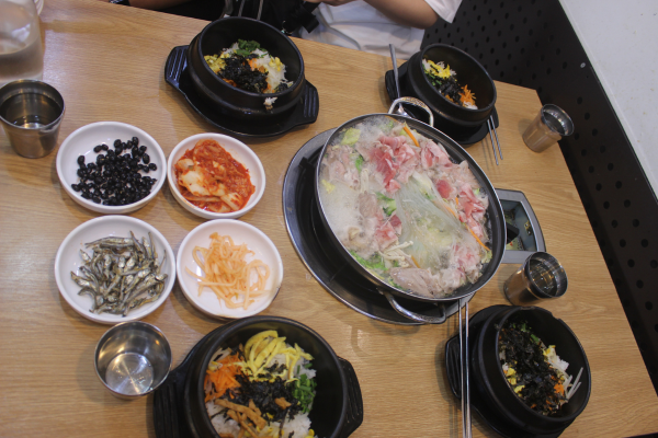 Văn hóa ăn uống - Bày nhiều panchan lên bàn
