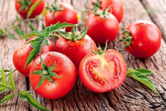 Cà chua chứa vitamin A, C, E, K, giúp tăng cường sức khỏe làn da. 
