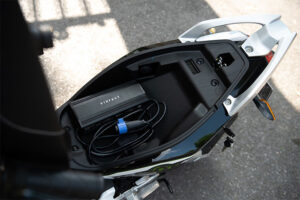 Cốp xe máy điện VinFast quá nhỏ chỉ đủ 1 thiết bị sạc