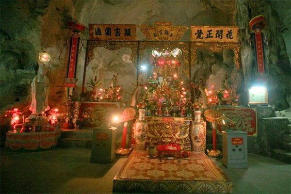 Khu vực thờ trong động chùa Tiên