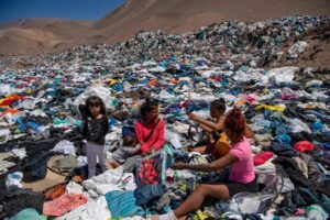 Bãi rác quần áo ở sa mạc Atacama