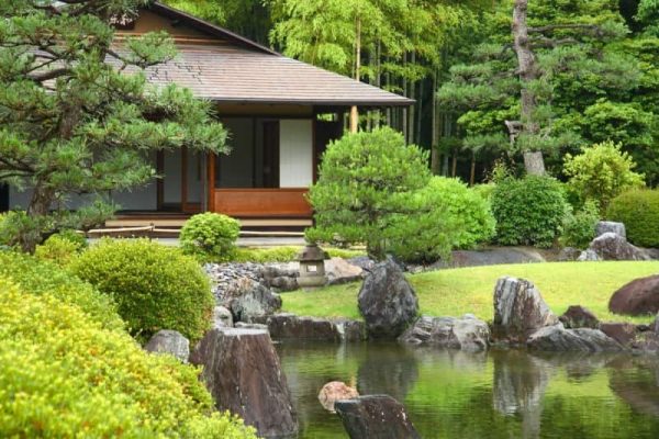 khu vườn truyền thống thanh bình và yên tĩnh là một thứ không thể thiếu trong văn hóa trà đạo Nhật Bản.