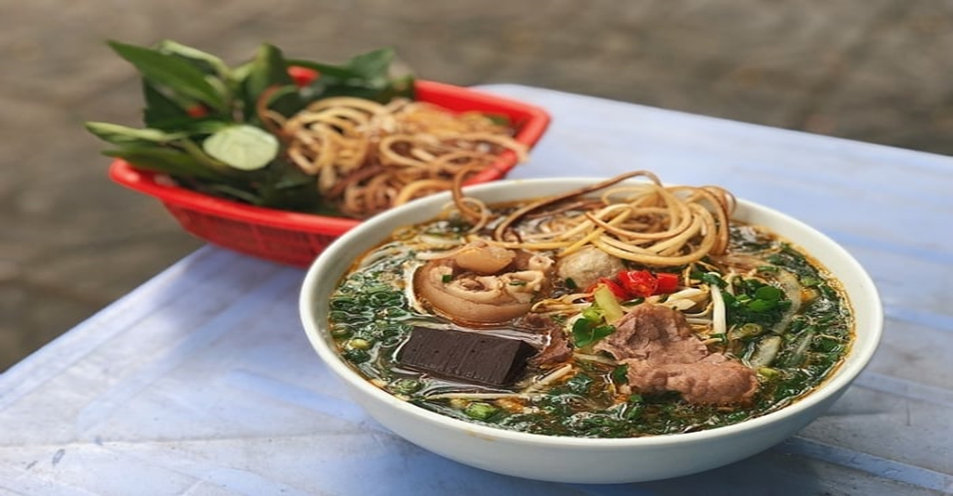 Bát bún bò ngọt từ xương