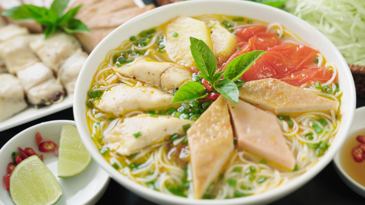 Đặc sản bún cá Nha Trang full topping