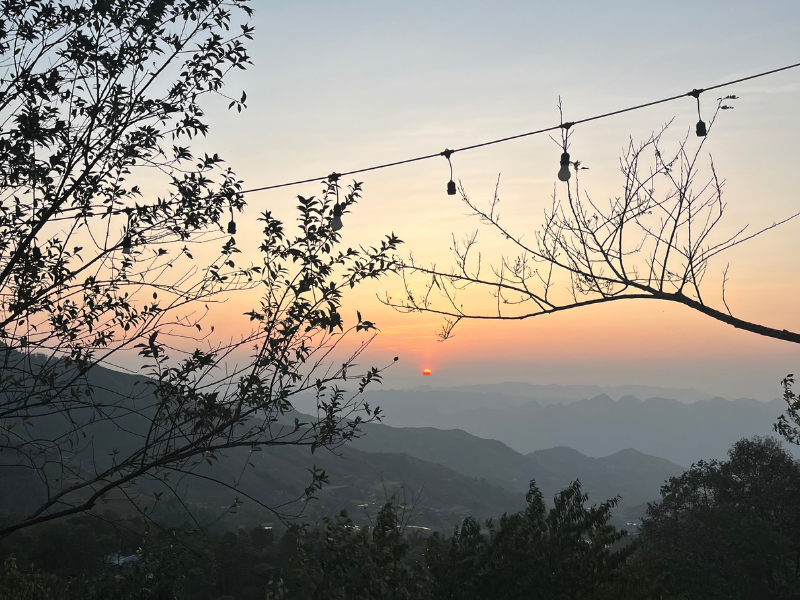 Hoàng hôn tại bản Sin Suối Hồ với ánh nắng rực rỡ phủ lên dãy núi trùng điệp tạo khung cảnh thơ mộng.