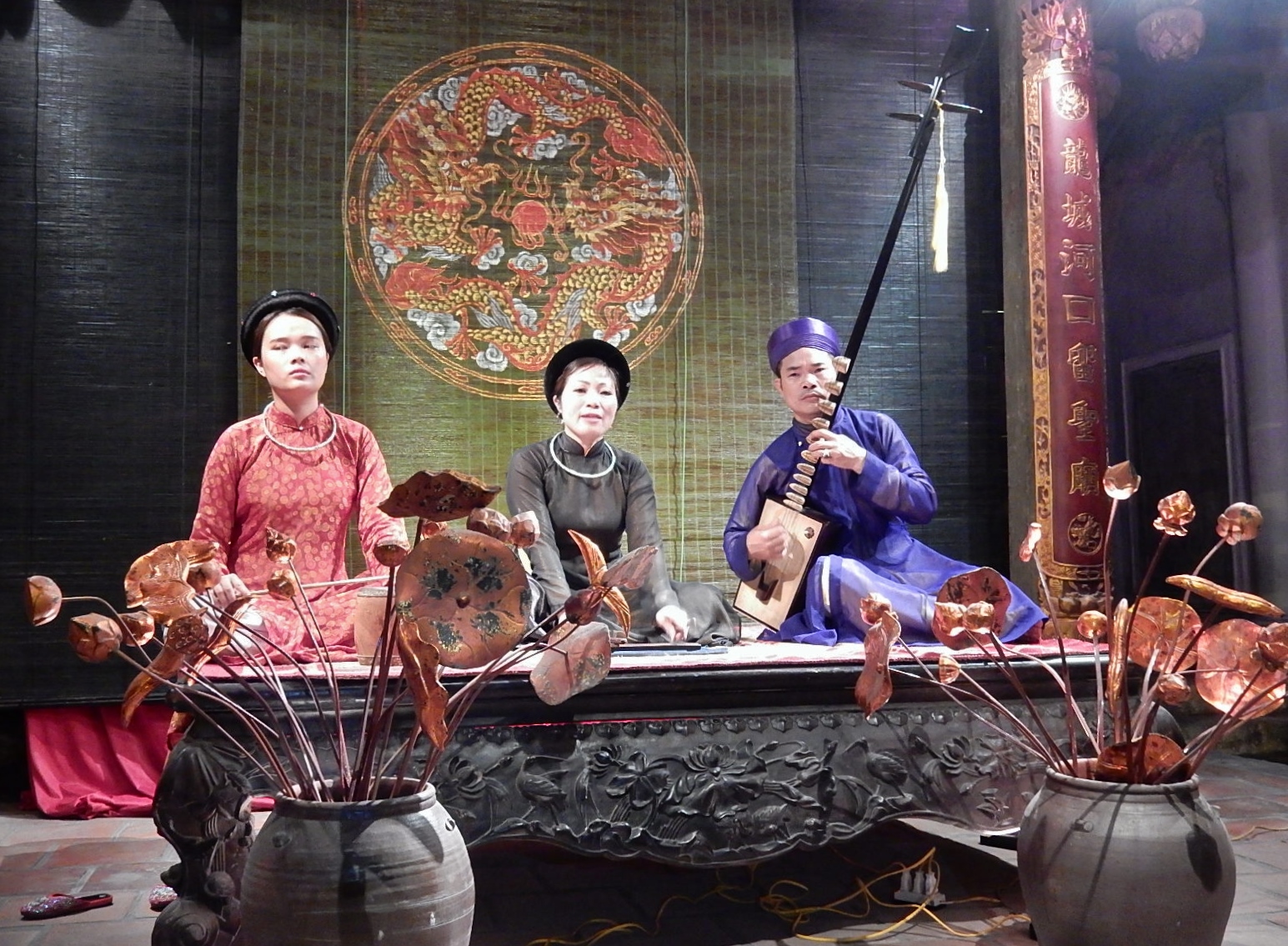 Biểu diễn ca trù trong không gian truyền thống với ca nương, nhạc công đàn đáy và trống chầu