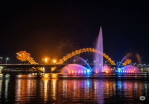 Cầu Rồng Đà Nẵng - Phun lửa, phun nước rực rỡ về đêm.