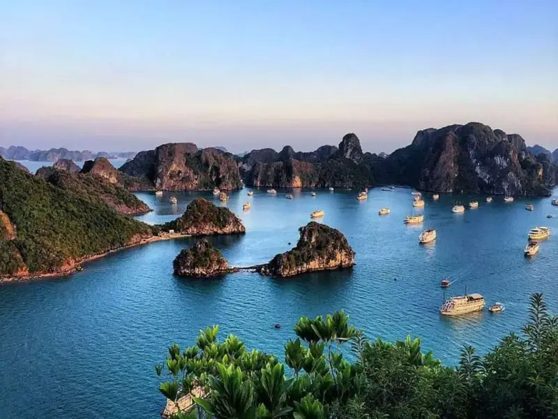 Đảo Ti Tốp với bãi biển cát trắng hình lưỡi liềm và đỉnh núi toàn cảnh Vịnh Hạ Long