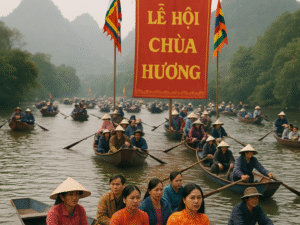 Du khách ngồi trên thuyền trôi dọc suối Yến giữa cảnh núi non hùng vĩ trong Lễ hội chùa Hương, Hà Nội.