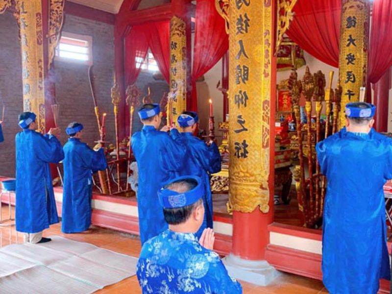 Nghi lễ cúng đình trang trọng thể hiện sự tri ân tổ tiên và cầu mong quốc thái dân an.