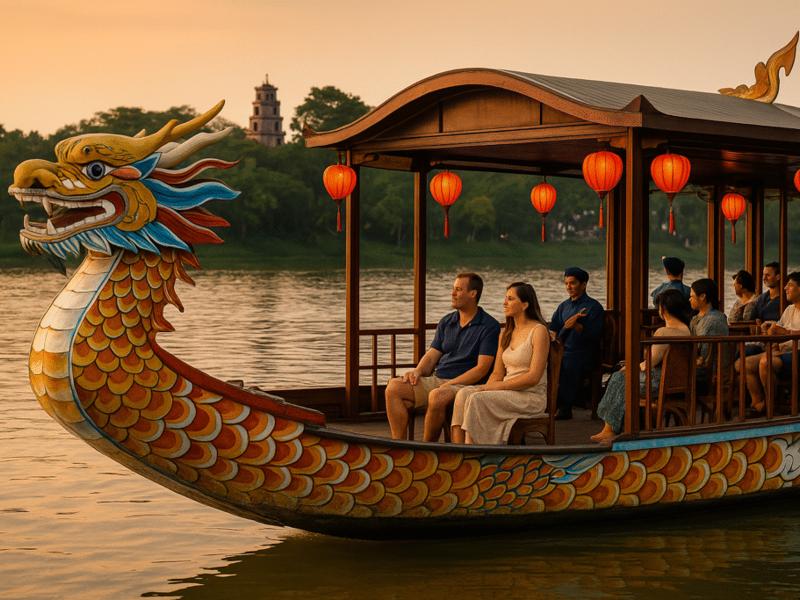 Du khách ngồi thư giãn trên thuyền rồng truyền thống trên sông Hương lúc hoàng hôn, với đèn lồng đỏ và chùa Thiên Mụ phía xa.