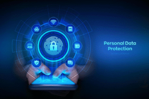 Hai bàn tay đặt trên màn hình smartphone phát sáng màu xanh dương, xung quanh là các biểu tượng đồ họa kỹ thuật số (khiên, vân tay, máy tính, giỏ hàng, wifi…), chủ đề bảo mật và bảo vệ dữ liệu cá nhân.