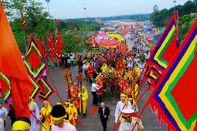 Đoàn rước lễ tại Lễ hội Đền Hùng với cờ hội rực rỡ, trang phục truyền thống và hàng nghìn người dân tham gia giỗ Tổ Hùng Vương tại Phú Thọ, Việt Nam