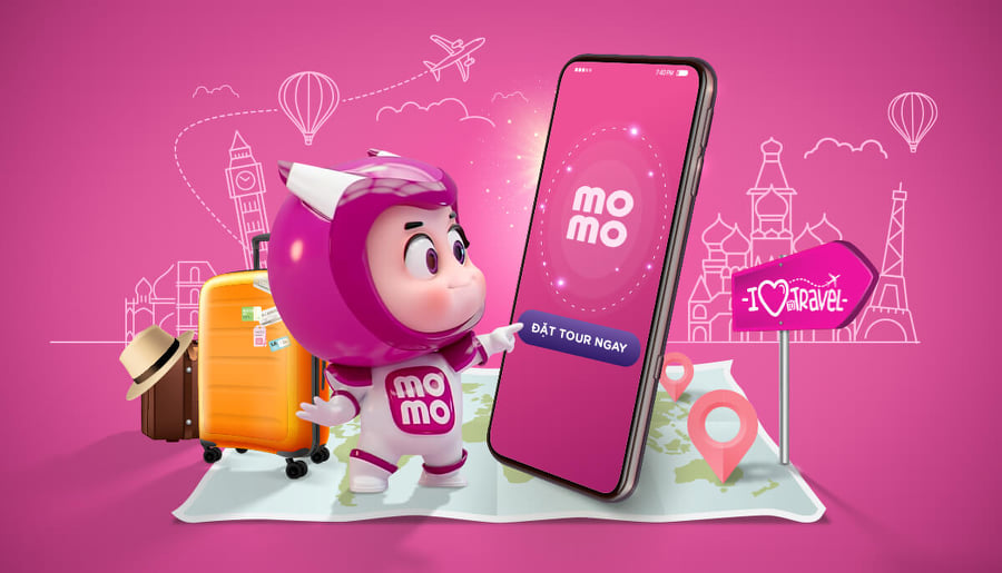 MoMo mascot hướng dẫn đặt tour du lịch trên điện thoại qua ví điện tử MoMo, kèm vali hành lý và biểu tượng các địa danh nổi tiếng thế giới.