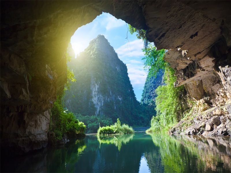 Phong Nha - Kẻ Bàng, di sản thiên nhiên thế giới, với cảnh sắc hùng vĩ và hệ thống hang động kỳ vĩ, là điểm đến lý tưởng cho du lịch sinh thái