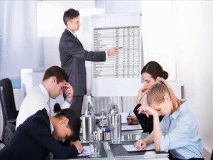 Thuyết trình bằng bảng số liệu trong khi cả nhóm người nghe đều tỏ ra mệt mỏi và buồn chán.