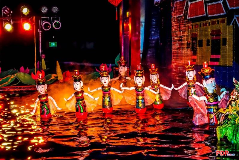 Múa rối nước – loại hình nghệ thuật dân gian độc đáo của Việt Nam, thường được trình diễn trong dịp lễ hội.
