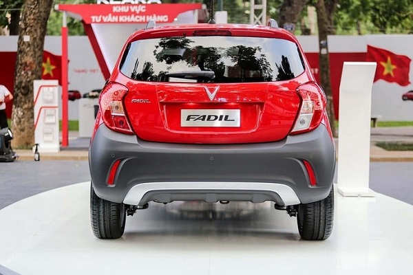 Phần đuôi xe ô tô Vinfast Fadil được thiết kế độc đáo và mới lạ với cản sau tối màu