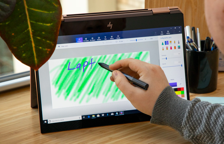 Touchpad đi kèm với bút cảm ứng. Laptop HP Spectre x360