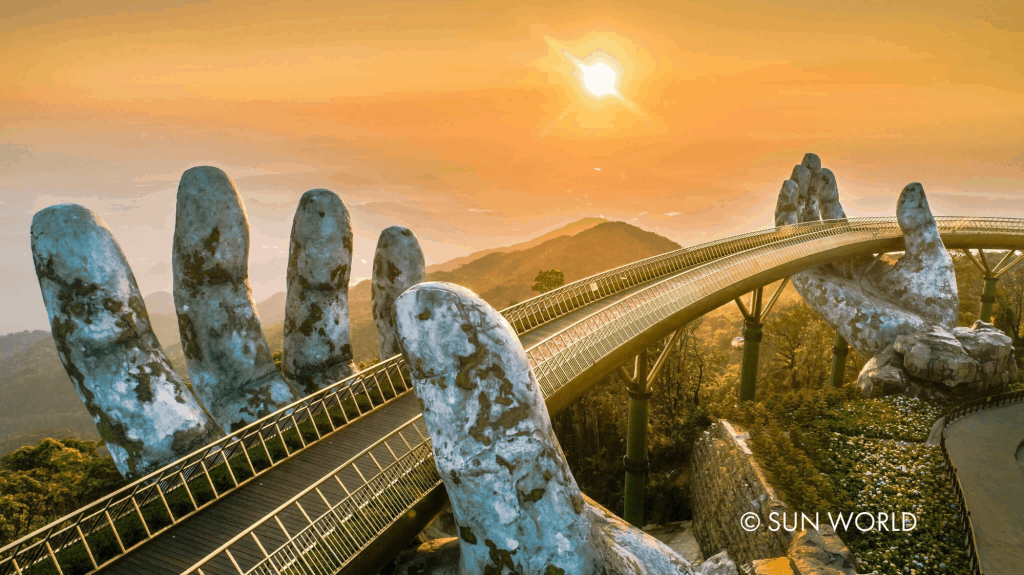 Du lịch Đà Nẵng: Cầu Vàng - "Cây cầu đi bộ ấn tượng nhất thế giới" - The Guardian