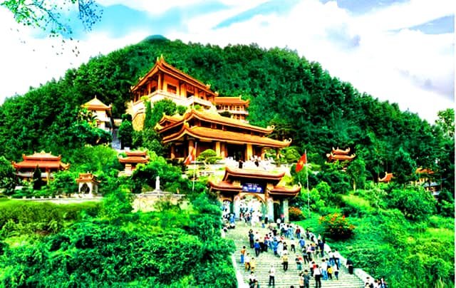 Chùa Yên Tử thu hút nhiều du khách đến thăm - Địa điểm du lịch Quảng Ninh