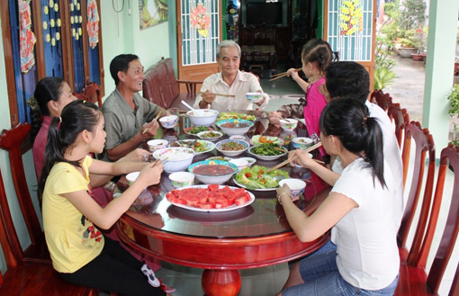 Bữa ăn gia đình - Nét đẹp văn hóa Việt Nam thể hiện qua lòng biết ơn và lòng trân trọng đối với nhau