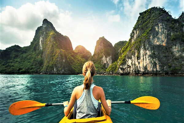 Chèo thuyền Kayak - Du lịch Quảng Ninh