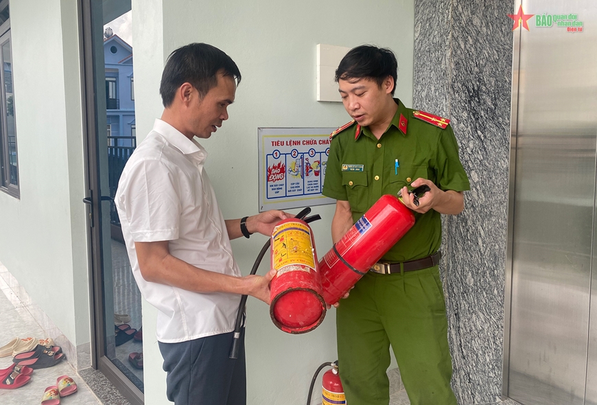 Công an hướng dẫn chủ chung mini về thiết bi phòng cháy chữa cháy