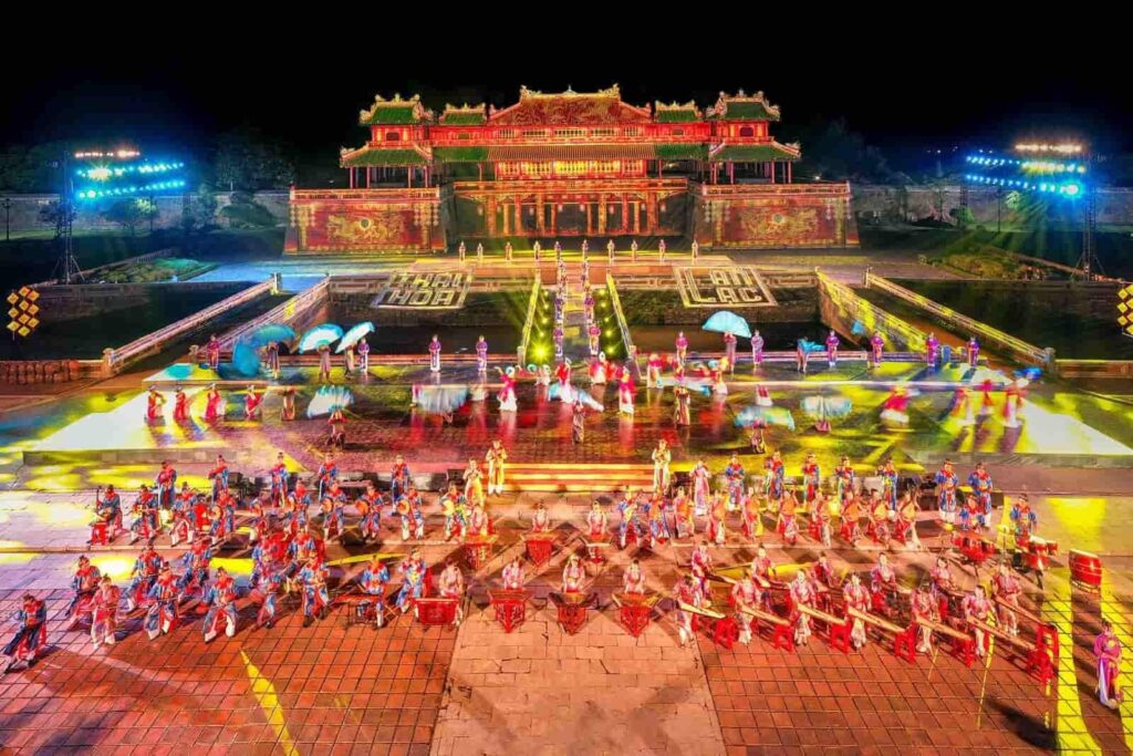 Chương trình nghệ thuật cung đình tại Đại Nội Huế với hàng trăm nghệ sĩ biểu diễn trong không gian di sản rực rỡ ánh sáng và màu sắc